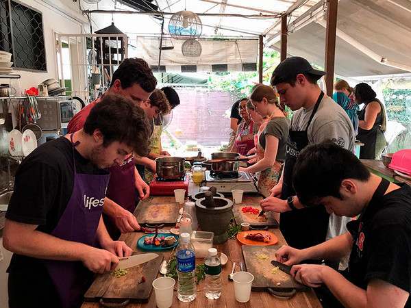 Miami University students took a lesson in cooking while traveling in Singapore during last winter term.