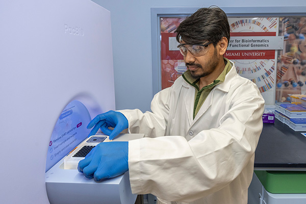 Muied pranto places a sample in the Vega instrument in the CBFG